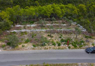 Bir villa inşa etmek için Lushticada satılık arsa