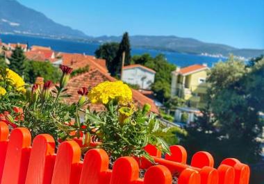 Bijela, Herceg Novide şeffaf manzaralı ve otoparklı büyük 3 odalı daire