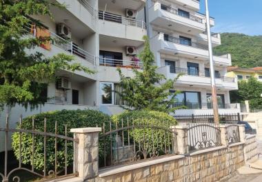 Petrovac merkezinde teraslı çarpıcı 2 yatak odalı daire 60м2