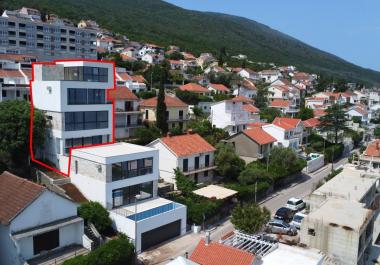 Krashichide plaja 20 adım mesafede havuzlu deniz manzaralı lüks villa