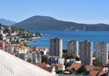 Herceg Novide şömineli ve garajlı panoramik deniz manzaralı 3 yatak odalı daire