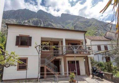 Ljutada, sahil şeridine birkaç adım mesafede, 3 apartmanlı deniz manzaralı 3 katlı rüya evi