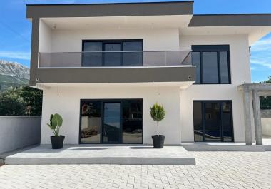 Barda havuzlu Yeni Lüks 4 yatak odalı villa 187 m2