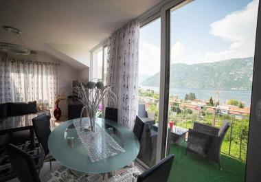 Stolivde teraslı ve panoramik Kotor Körfezi manzaralı iki yatak odalı daire 62 m2