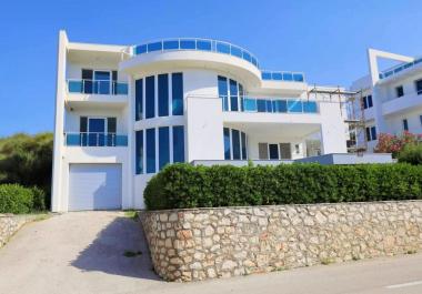 Dobra Vodada muhteşem deniz manzaralı 319 m2 villa, Havuzlu bar