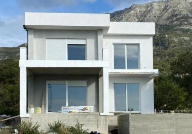 Nefes kesen panoramik deniz manzarasına sahip çarpıcı yeni iki katlı 150m2 villa