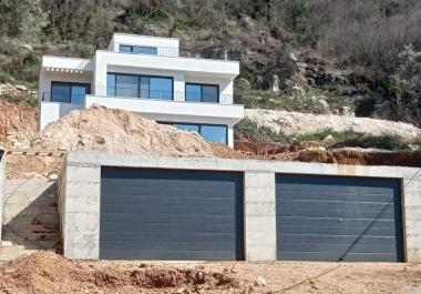 Buljaricada muhteşem panoramik deniz manzaralı çatı terasına sahip yeni modern villa