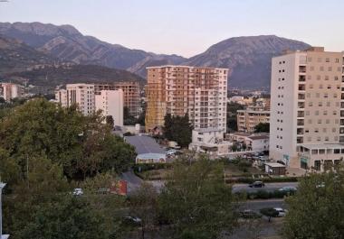 Deniz manzaralı daire, Bar merkezinde, park yeri ve terası olan birinci sınıf bir konumda