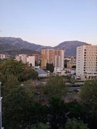 Deniz manzaralı daire, Bar merkezinde, park yeri ve terası olan birinci sınıf bir konumda