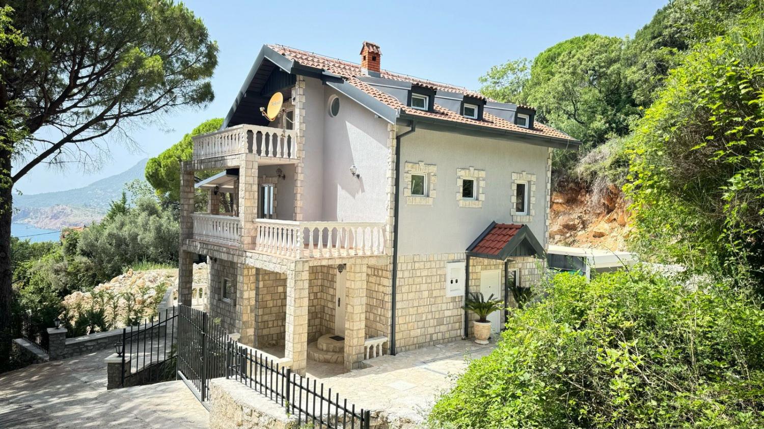 Sutomoreda havuzlu ve teraslı 340 m2lik lüks deniz manzaralı villa