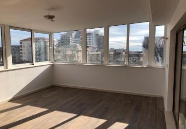 Budvada Denize Birkaç Adım Mesafede Panoramik Manzaralı 87 m2 Daire