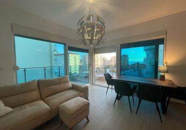 Bečićide 2 araçlık garajı olan büyük, modern ve tamamen mobilyalı 89 m2 daire