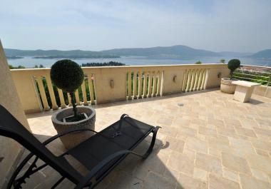 Lux villa 6 yatak odası ile Tivat, büyük havuzu, Bahçesi ve deniz manzarası.