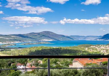 Panoramik teras ile tam üç yatak odası ve iki banyo-mobilyalı Daire